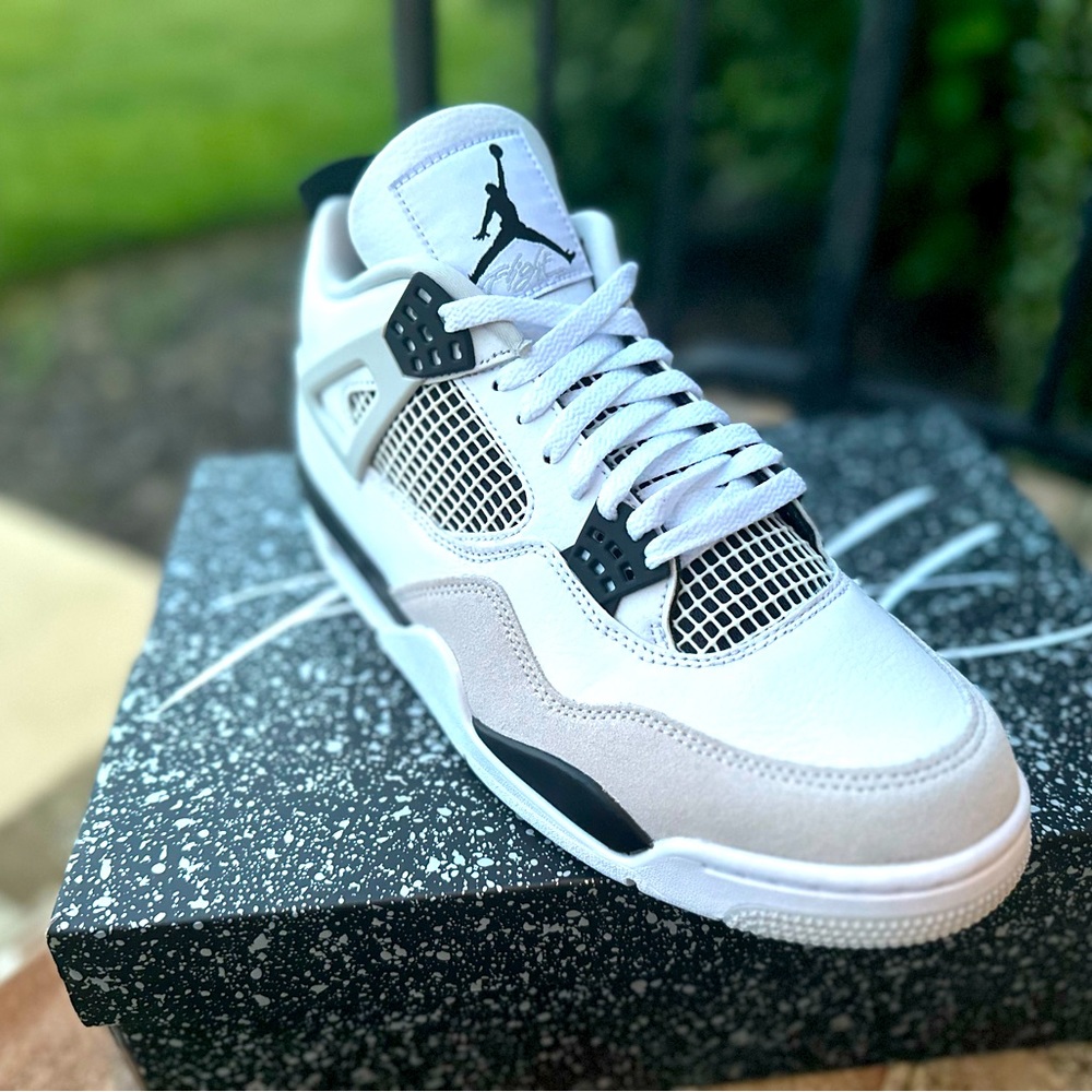 ** BRAND NEW** AIR JORDAN 4 RETRO